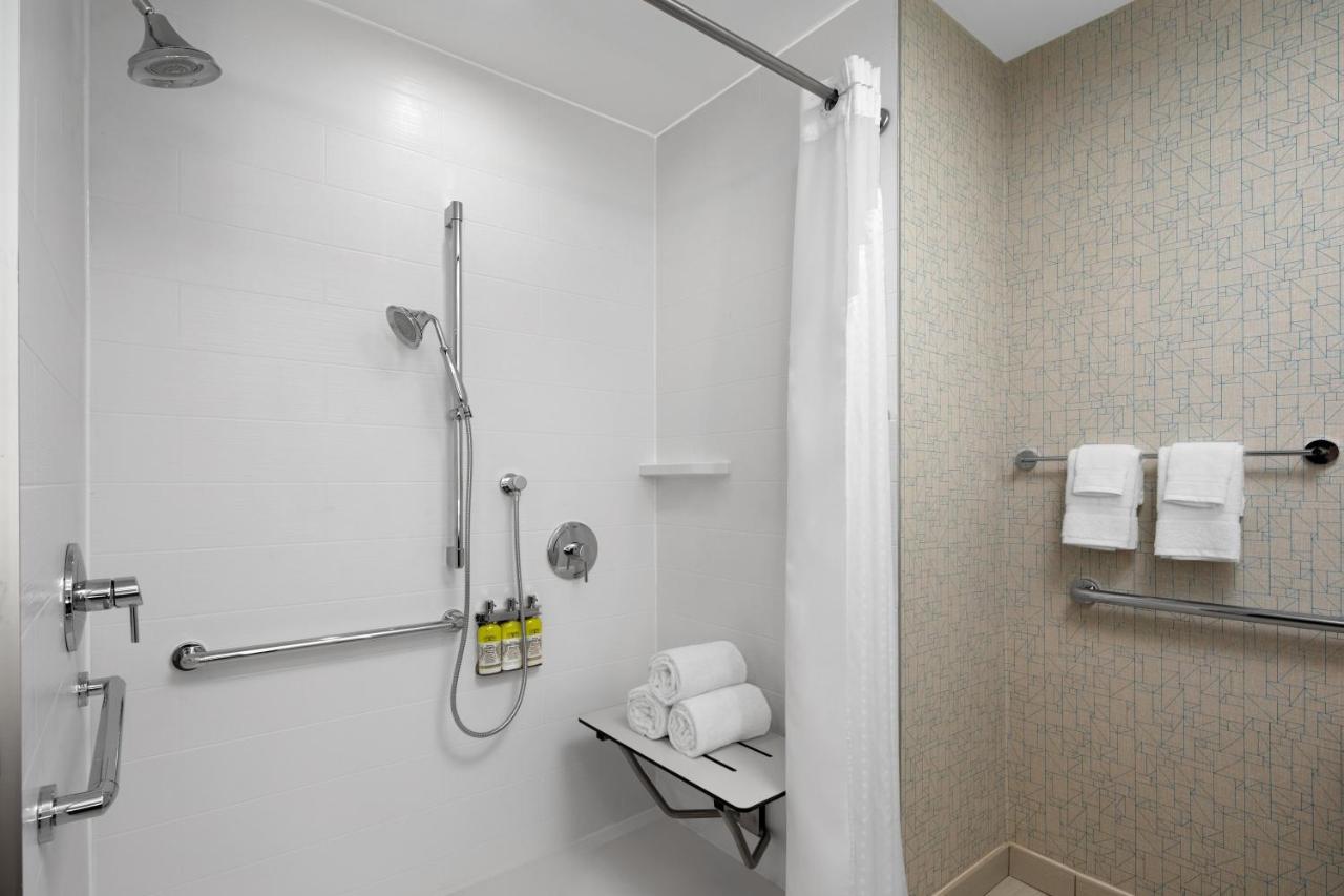Holiday Inn Express & Suites Woodside Laguardia Airport New York Esterno foto
