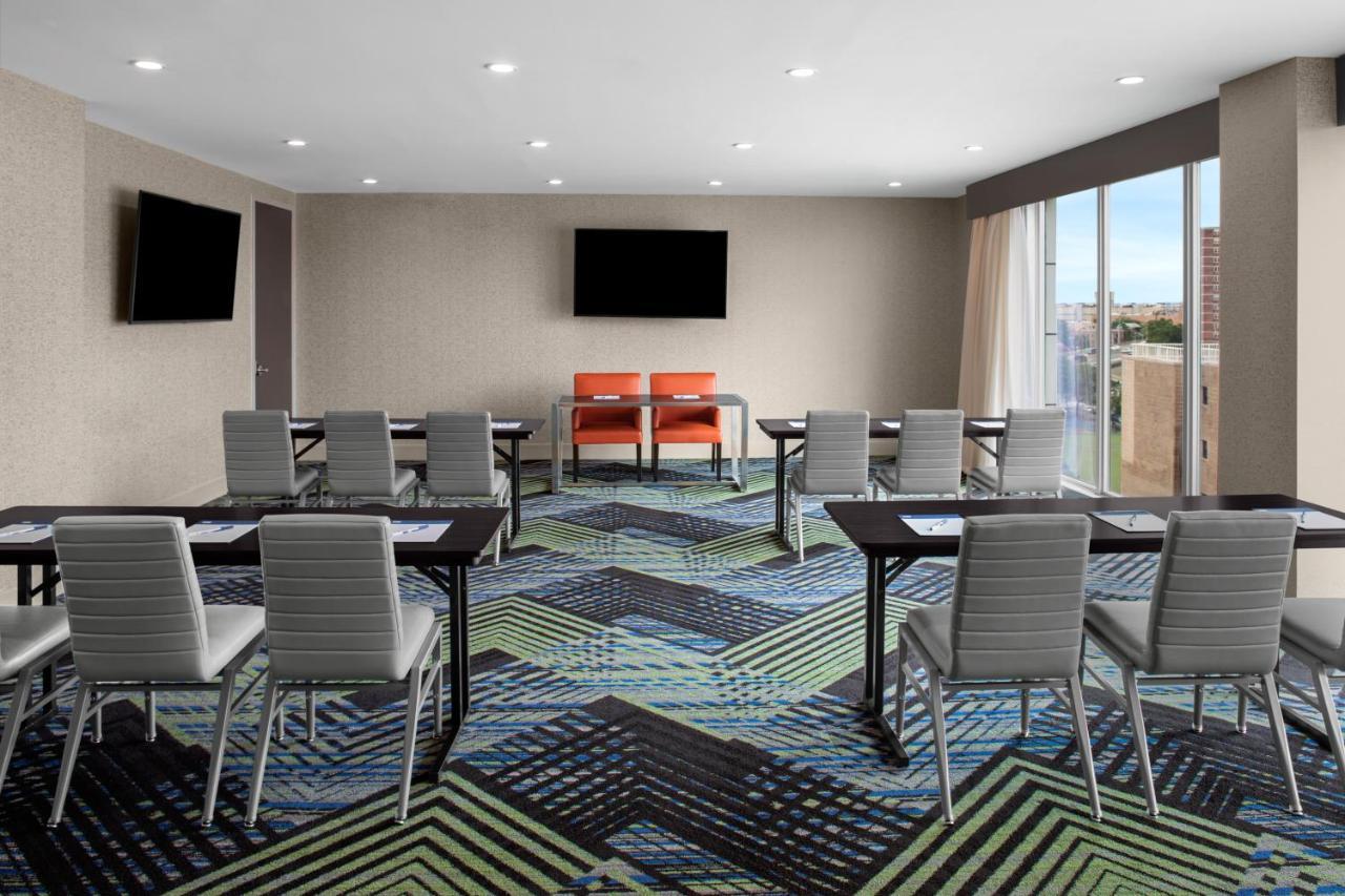 Holiday Inn Express & Suites Woodside Laguardia Airport New York Esterno foto
