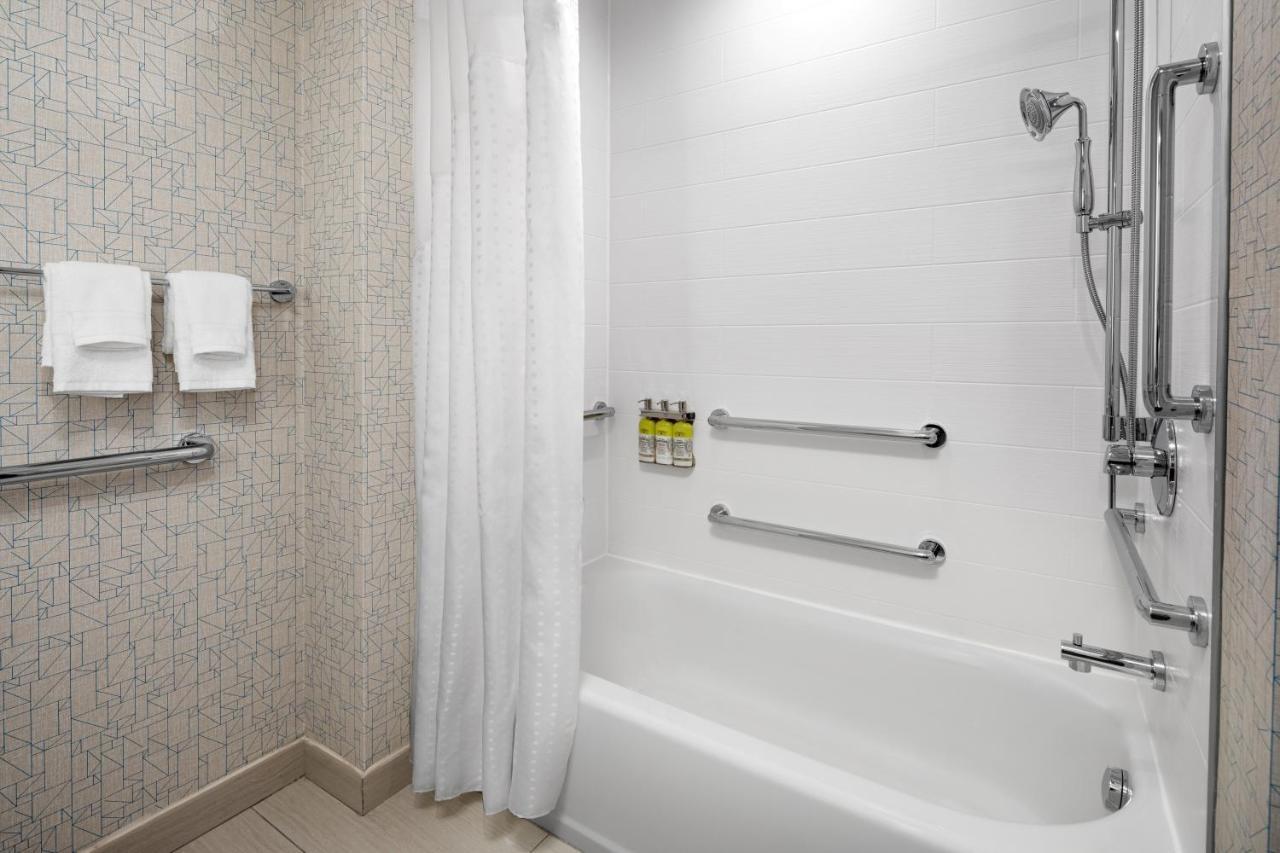 Holiday Inn Express & Suites Woodside Laguardia Airport New York Esterno foto
